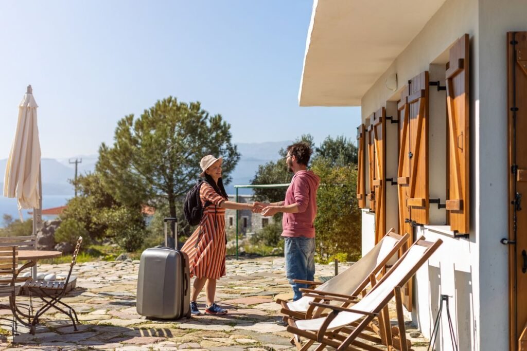 Hóspede chegando a uma casa de temporada no Airbnb e sendo recebido pelo anfitrião

